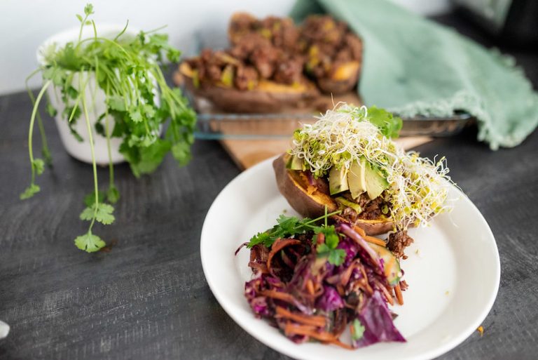 Uunibataatit jauhelihatäytteellä