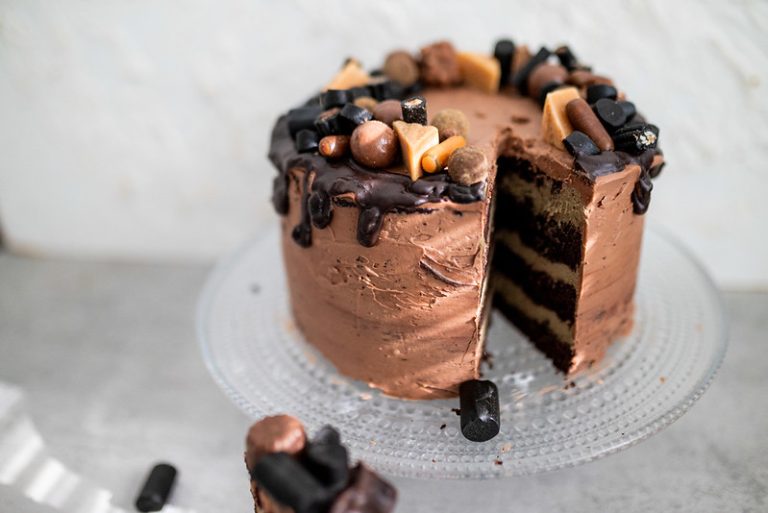 Täytekakku lakritsimoussella