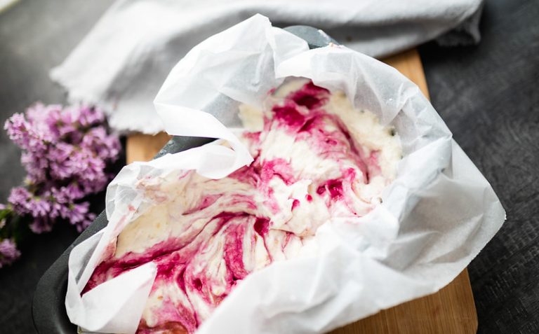 Itse tehty raparperijäätelö syreenisiirapilla