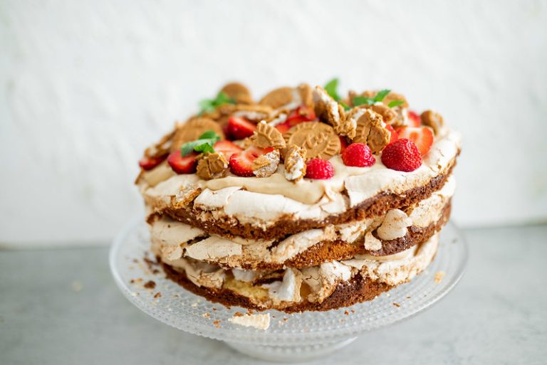 Mansikka-biscoff-britakakku